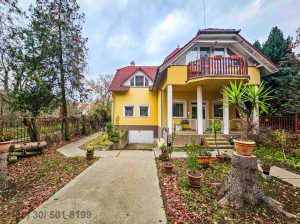 Debrecenben, a Széchenyi utcán, kétgenerációs családi ház eladó