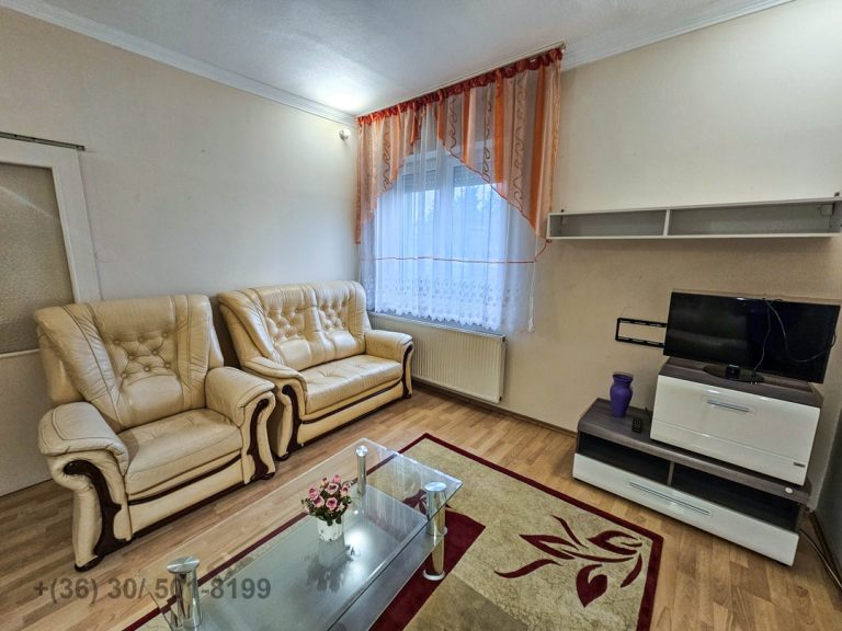 Debrecen, Epreskertben, földszintes, 2 szobás,  téglalakás eladó teljes bútorzattal