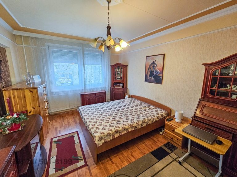 Debrecenben, az Egyetemhez közel, 3 szobás, 65 m2-es, loggiás, panellakás eladó