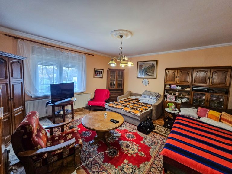 Debrecenben, a Dobozikertben, hitelezhető, felújított családi ház eladó